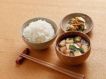 ご飯と汁物の正しい位置ってあるの?【子どもに伝えたい和食のマナー】