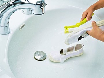 意外と盲点だった?上履きの汚れ落としで取り入れたいテクニック