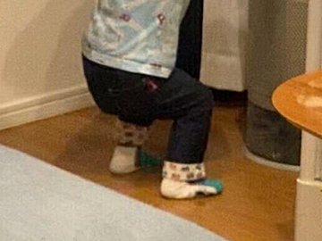 【栄養たっぷりの光景】1歳息子がパパのまねっこ。親子スクワットが尊すぎて2.8万人が癒やされる