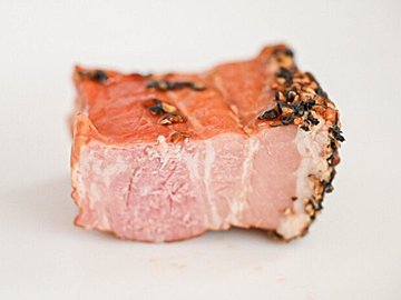【カルディ】たっぷりのブラックペッパーが最高「ペッパーつるしベーコン」を店頭でチェックして!&おすすめレシピつき