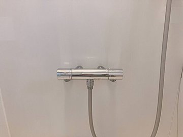 毎日の掃除を最小限に!鏡なし・カウンターなし&吊るせる収納で快適なお風呂空間
