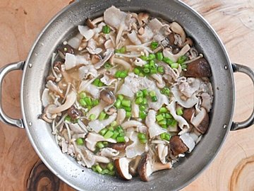【カルディ】自宅で台湾気分♪酸味が効いたやみつき料理「酸菜白肉鍋」を自宅で再現しよう!&きのこたっぷりおすすめレシピ