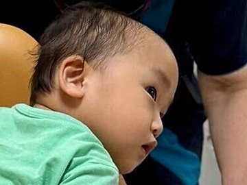 1歳8カ月の男の子が一心不乱に観察しているのは…?小さな探究心の芽生えに「将来楽しみすぎる」の声と13万件のいいね