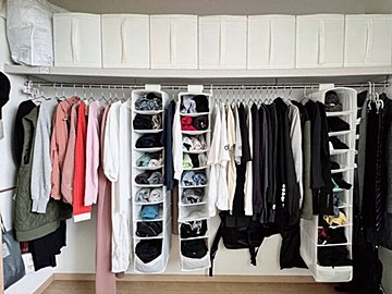 洋服から捨てないで!クローゼットをすっきりさせるために最初に捨てるべきものとは?