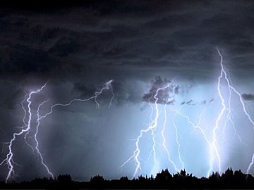 どうして雷は光るの?雷ってそもそも何??意外と知らない天気の豆知識を気象予報士が解説