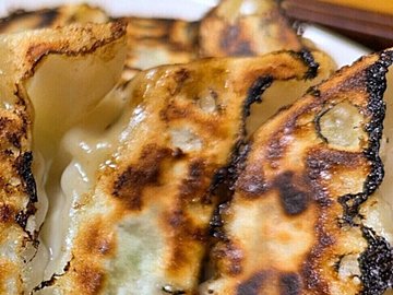 【ニッコリ派?パンダ派?】どっちに見える!?餃子に潜むかわいすぎる焼き目に23万人が大注目