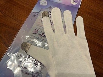 【ダイソー】こんなの欲しかった!このままでもスマホが触れてお肌もしっとりのナイト手袋とは