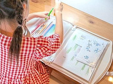 【ダイソー】秋のお出かけにもピッタリ!見た目以上の収納力「お絵かきバッグ」収納のプロも太鼓判!
