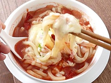 レンジ1発でできるうどんレシピ2選!驚きのチーズが伸びるアレンジも「簡単すぎるのに美味しすぎ」