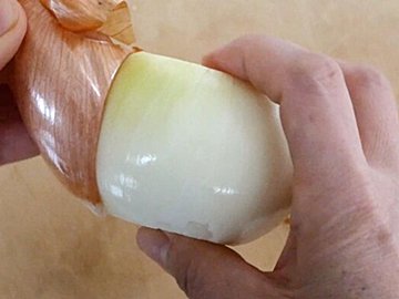 玉ねぎの皮を簡単に剥く裏ワザ!「早く知りたかった」「簡単すぎる」