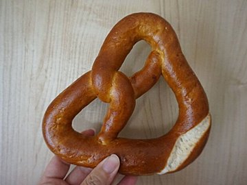 1つ166円で楽しむ本場の味!【コストコ】の超ビッグサイズのプレッツェルがおいしい!