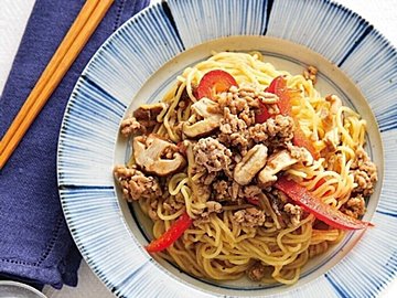 チャチャッと10分で完成!ソーセージと小松菜のバターじょうゆ炒飯&ひき肉とパプリカのしょうゆ焼きそば