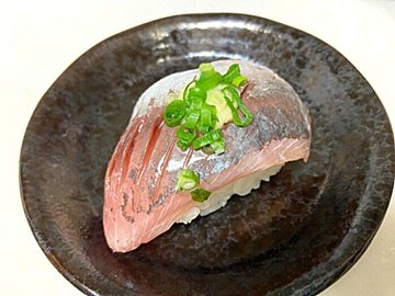 【ロピア】テレビ番組でも紹介されて話題に!「特大ネタ」を好きな分だけ選べるコーナーが大人気