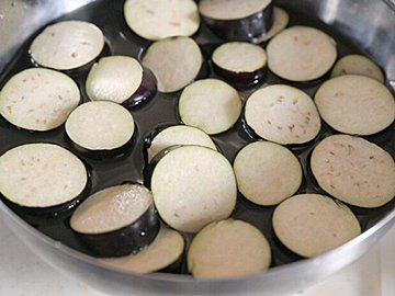 【旬食材】なすのアク抜き、する?しない?&洋食の日の副菜にもう困らない!なすが主役の簡単副菜レシピ2選