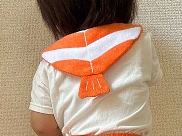 1歳娘の「エビギャル姿」が可愛すぎると話題に!エビグッズを身に着けた娘の後ろ姿に5.2千件いいね