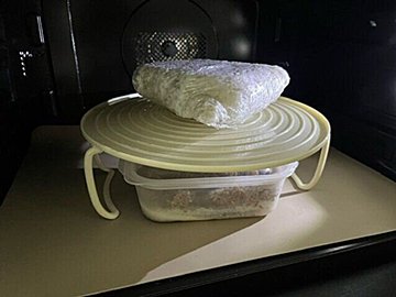 【3COINS】2皿同時に温められるから時短にもなる!2段レンジトレイ