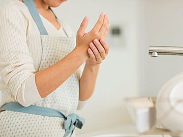皮膚がはがれたり、老化が進むリスクも!?不足すると怖い栄養素って?