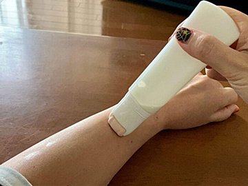 【ダイソー】神アイテムと話題沸騰!手を汚さずにファンデや日焼け止めが塗れちゃう便利グッズ