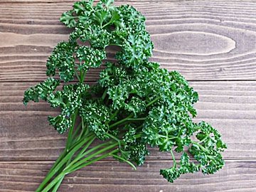 ちょっとのせるだけじゃもったいない!美肌効果が期待できる「パセリ」の正しい洗い方&大量消費レシピ2選