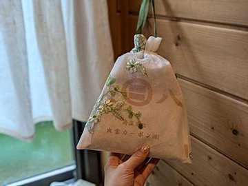 狭いからこそ効果を即実感!“楽天で大人気の調湿剤“じめっとトイレでも大活躍の「炭八」