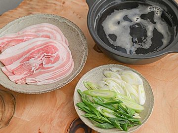 買い物に行くのがめんどくさい日に♪鍋の素なし!特別な調味料もなし!簡単に作れる鍋料理3選