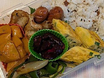 「どうしても写り込んでしまう」3.9万人がいいねした!お弁当の匂いに誘われるわんこの鼻先がかわいすぎる