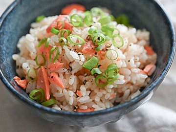 暑い日はキッチンに立ちたくない!だったら火を使わない炊き込みごはん♪炊飯器に入れればOK!簡単絶品レシピ3選