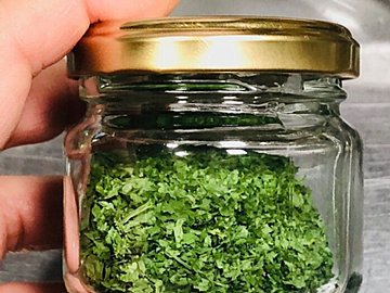 料理が映える!鮮やか乾燥パセリの作り方と使いこなし・簡単電子レンジテク