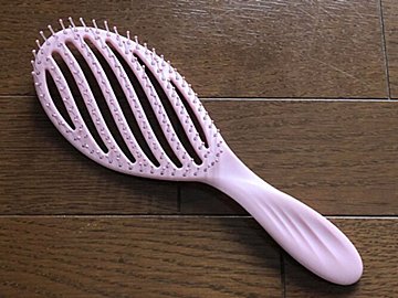 【イルーシー300】髪を乾かすときの救世主!「ウェットブラシ」意外な感動ポイントとは?