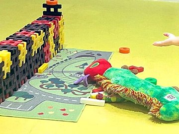 “本日の制作”をママに紹介する3歳息子が「社長」や「大学教授」、「親方」のよう!?貫禄あふれるたたずまいに、26万人が驚きを隠せない!