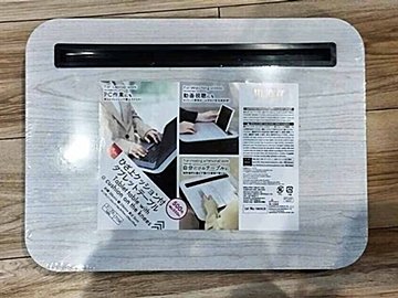 子どもも親も大満足!【ダイソー】のひざ上クッション付タブレットテーブル
