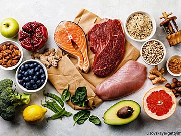 元気な人は食べている!?疲労回復に効く食べ物について解説、元気が出るコンビニメニューも