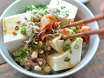 ヘルシー&簡単でお夜食にも♪「豆腐丼」の基本&アレンジレシピ集めました