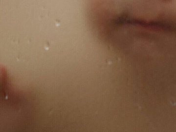振り向いてびっくり!お風呂場からのぞく1歳娘の顔に「かわいすぎる」「幸せな瞬間」と14万件のいいね