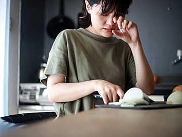 まだ泣きながら切ってるの?玉ねぎを切っても目や鼻が痛くならない裏ワザ