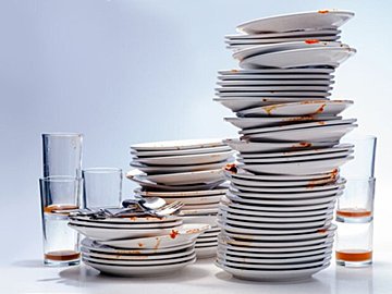 飲食店だけでなく家庭でも巻き起こる賛否の声……食べ終わったお皿を重ねるのはアリ?ナシ?