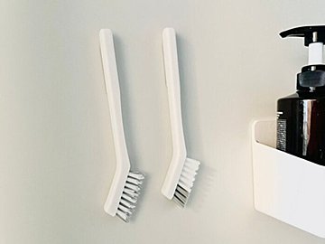 ダイソーの「磁石で引っ付くお風呂のお掃除ブラシ」が便利!
