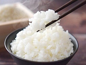 新米じゃなくても炊きあがりをワンランクアップ!出張料理人が炊飯器に入れているものは?