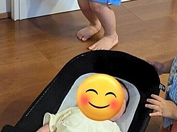 赤ちゃんが泣いている!手の離せない両親に代わって弟をあやす3歳と2歳の兄たちがヒーロー級の頼もしさ