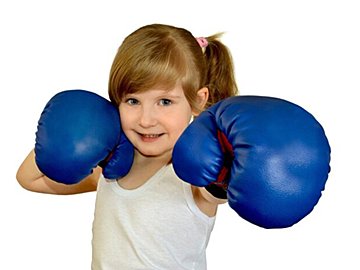 「構え方が強キャラ」!?2歳双子がとった格闘家さながらのファイティングポーズに「ハラハラ」「ワクワク」する人続出
