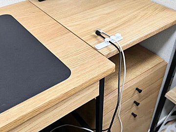 【キャンドゥ】100円ショップで買えることにびっくり!ケーブルをすっきりキレイに整頓できる便利アイテム