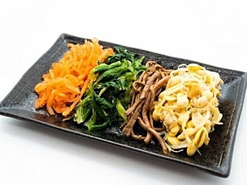 一度食べたらふつうのナムルに戻れなくなるかも!?入れるとやみつきになる食材とは?
