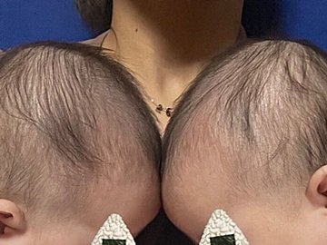 生後3カ月の双子ママが投稿した奇跡の1枚!「ふたり抱っこ寝かしつけに成功」の様子がかわいくて最高すぎた