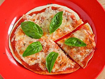 【カルディ】お店レベルのパリパリピザを手作りできる!冷凍のトルティーヤ生地が使える!おすすめピザレシピ2選