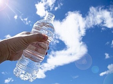 冷たい水を飲みすぎると熱中症対策にならないってホント?やりがちな間違いを気象予報士が解説