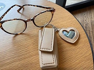 【3COINS】使いたいときにサッと使えて、もう絶対なくさない!ミラー付きが可愛いリップホルダー