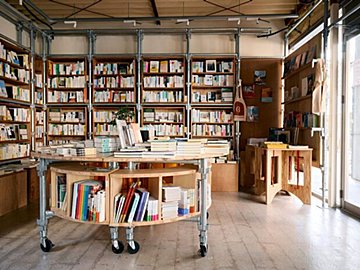 読みたい本がなくてもいい。通り過ぎるだけで歓迎。そんな本屋さんが街にあったら、どんな出会いが起こるだろう?
