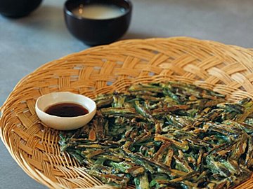 買い物に出るのが億劫な雨の日は、家にある材料でチヂミを焼いてみない?