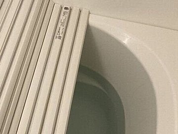 「猫が人に入ることを許した入浴スペース」敷物にしているタオルの位置をずらすも、飼い主が敗北を感じた理由とは?