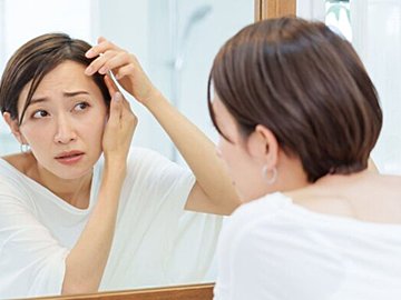 定番のヘアスタイルも抜け毛の原因に?抜け毛・薄毛が気になる女性のNG行為とは
